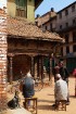 Pilsēta pilsētā. Senā Bhaktapur pilsēta nu jau ieskauta Nepālas galvaspilsētas Kathmandu ietvaros. Bhaktapur, Nepāla 8