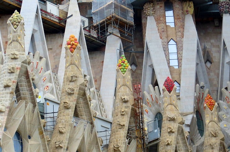 Atklāj, ko slēpj Svētās Ģimenes baznīcas (Sagrada Família) greznas vitrāžas www.sagradafamilia.cat 144986