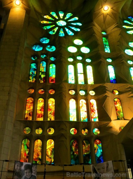 Atklāj, ko slēpj Svētās Ģimenes baznīcas (Sagrada Família) greznas vitrāžas www.sagradafamilia.cat 145008