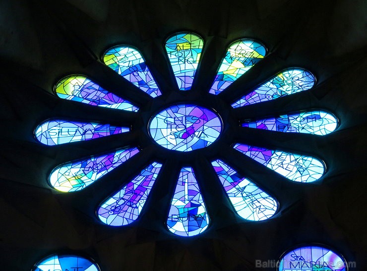 Atklāj, ko slēpj Svētās Ģimenes baznīcas (Sagrada Família) greznas vitrāžas www.sagradafamilia.cat 145010