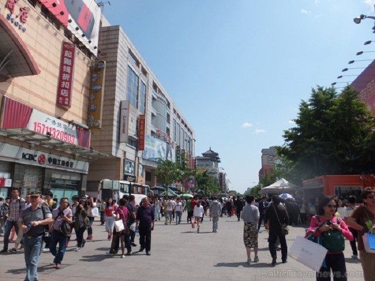 Noskaidrojuši, kāds ir īsts zīds, ienirstam Pekinas populārākās tirdzniecības  ielas mutuļojošā dzīvē un kaulēšanās azartā 145297