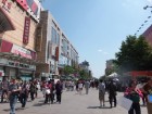 Noskaidrojuši, kāds ir īsts zīds, ienirstam Pekinas populārākās tirdzniecības  ielas mutuļojošā dzīvē un kaulēšanās azartā 13