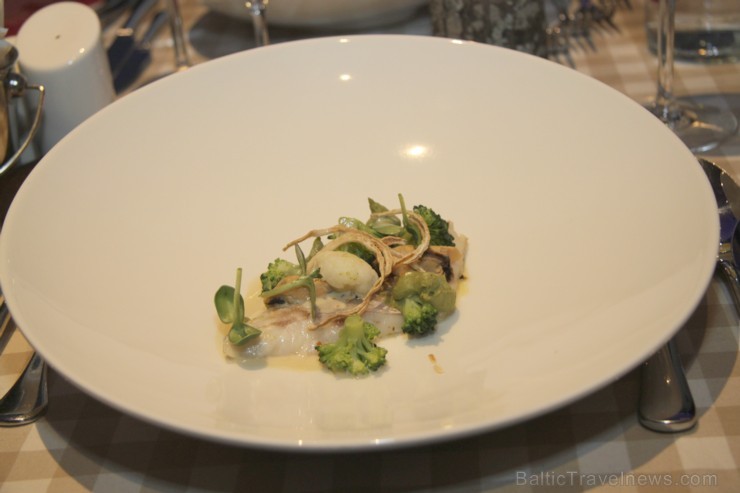 «Melnā bite»  piedāvāja 18/19.03.2015 vakariņas ar Michelin zvaigznes pavāru Alfredo Russo no Itālijas - apsvilināts jūras asaris ar brokoļu biezeni u 145323