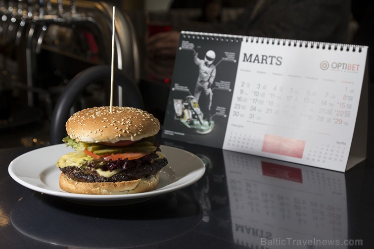 Ar akciju «Bezmaksas burgers» atklāj jauno Optibet Sporta bāru «Barona 108» 145456