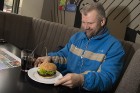 Ar akciju «Bezmaksas burgers» atklāj jauno Optibet Sporta bāru «Barona 108» 21