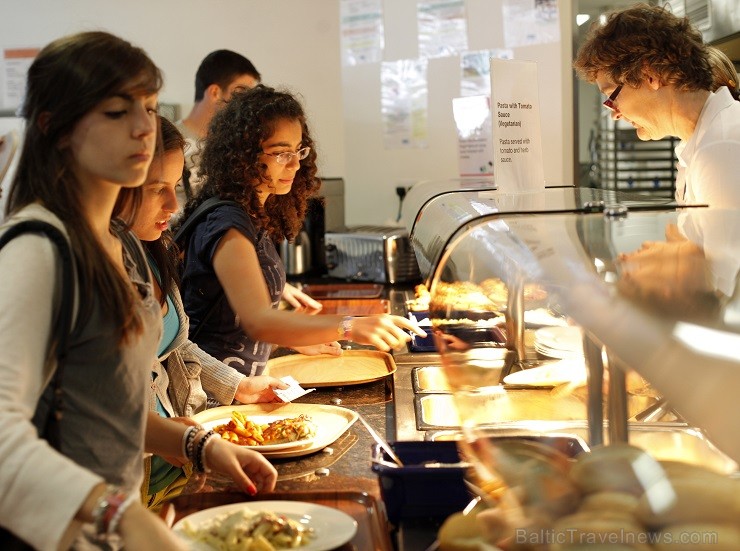 Skola piedāvā trīsreizēju ēdināšanu, kā arī studenti īpaši novērtē siltās pusdienas universitātes kafejnīcā, kas ir rets piedāvājums vasaras nometnēs 145471