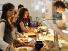 Skola piedāvā trīsreizēju ēdināšanu, kā arī studenti īpaši novērtē siltās pusdienas universitātes kafejnīcā, kas ir rets piedāvājums vasaras nometnēs 7
