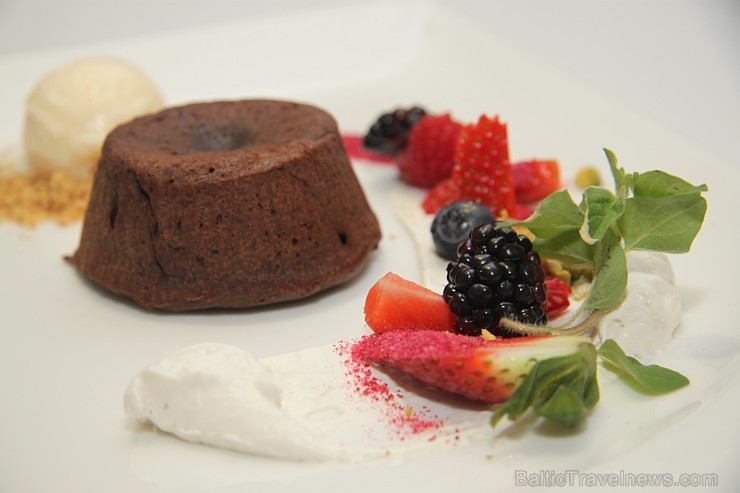 Deserts - «Valrhona» šokolādes fondāns ar tonkas pupu krēmu un pašgatavotu piena saldējumu 146012