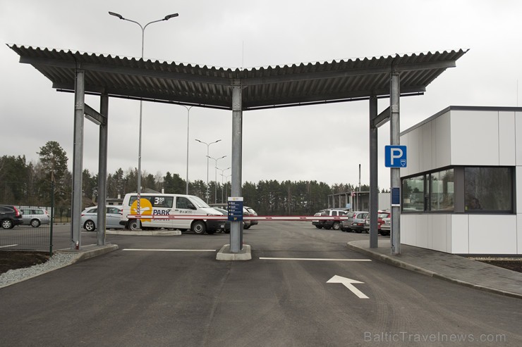 Automātiskā numura atpazīšanas sistēma fiksē automašīnu numuru tai iebraucot un izbraucot no stāvvietas, tādejādi radot klientiem papildus drošību un Automātiskā numura atpazīšanas sistēma fiksē automašīnu numuru tai iebraucot un izbraucot no stāvvietas, tādejādi radot klientiem papildus drošību un 146264