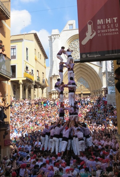Katalonijas kasteljeri pārsteidz tūristus ar cilvēku torņiem 146735