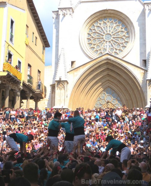 Katalonijas kasteljeri pārsteidz tūristus ar cilvēku torņiem 146741