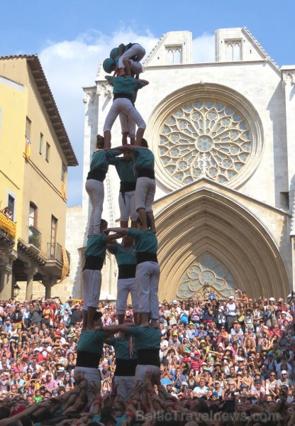 Katalonijas kasteljeri pārsteidz tūristus ar cilvēku torņiem 146749
