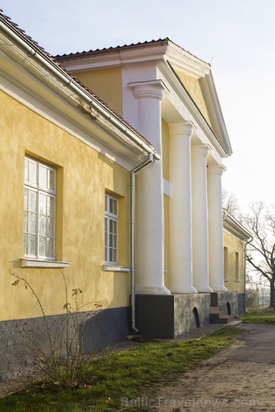 Pilij abās pusēs, viena otrai pretī atrodas klēts–ratnīca un pārvaldnieka māja, kuras ar pili savieno vārti vienotā būvapjomā Pilij abās pusēs, viena otrai pretī atrodas klēts–ratnīca un pārvaldnieka māja, kuras ar pili savieno vārti vienotā būvapjomā 146796
