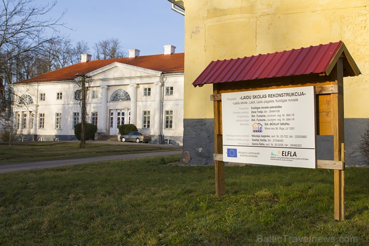 Pils celta uz mākslīgi veidota paaugstinājuma, jo apkārt ir purvi un dīķi. Lai tā negrimtu pamatos, stāvus dzīti lieli baļķi Pils celta uz mākslīgi veidota paaugstinājuma, jo apkārt ir purvi un dīķi. Lai tā negrimtu pamatos, stāvus dzīti lieli baļķi 146801