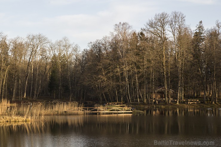 Pie pils 19. gadsimta otrajā pusē grāfs Lambsdorfs ierīkoja parku, kas centrālā daļā ir regulāra plānojuma, tālāk – ainavu parks ar dīķiem Pie pils 19. gadsimta otrajā pusē grāfs Lambsdorfs ierīkoja parku, kas centrālā daļā ir regulāra plānojuma, tālāk – ainavu parks ar dīķiem 146806