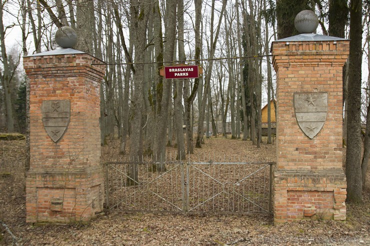 Muižas kompleksa apbūve veidojusies 19.gs.,14.2 ha lielajā parkā aug 11 eksotisko sugu koki un krūmi Muižas kompleksa apbūve veidojusies 19.gs.,14.2 ha lielajā parkā aug 11 eksotisko sugu koki un krūmi 146873