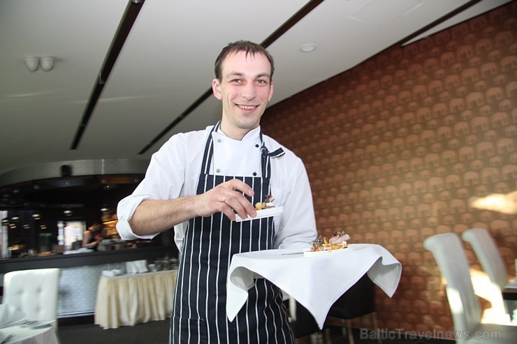 Restorāna «Elefant» šefpavāra labā roka Kaspars Krūze (bildē). 
P.S. restorāna šefpavārs ir Andrejs Fonarjovs 147205