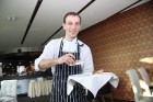 Restorāna «Elefant» šefpavāra labā roka Kaspars Krūze (bildē). 
P.S. restorāna šefpavārs ir Andrejs Fonarjovs 3
