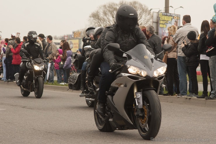 Ar tradicionālo motociklu parādi atklāj 2015. gada motosezonu 147388