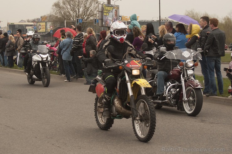 Ar tradicionālo motociklu parādi atklāj 2015. gada motosezonu 147395