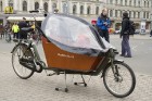 Pirmais Rīgas pasažieru un kravas velosipēdu salidojums pārsteidz rīdziniekus un viesus 13