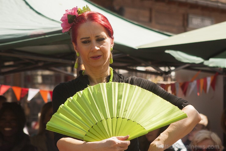 Kalnciema kvartālā tika organizēta Spānijas diena, kuras ietvaros uz brīvdabas skatuves tika izdejotas krāšņas flamenko dejas, tirdziņā varēja nobaudī 148436