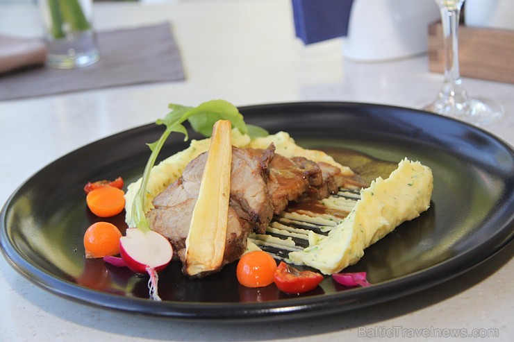Restorāns «Kolonāde»: lēni gatavota cūkas kakla karbonāde, ar medū ceptiem pastinakiem, kartupeļu biezeni un brokoļiem, zaļo persiku-sinepju mērci 148533