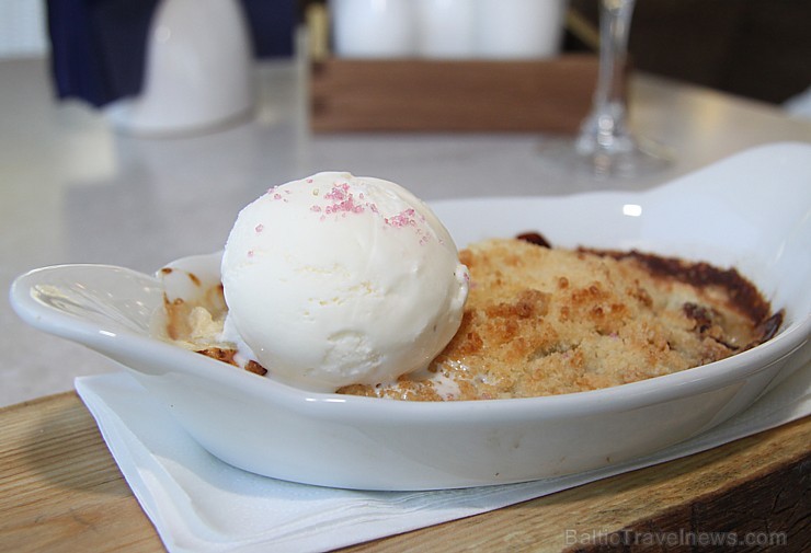 Restorāns «Kolonāde»: rabarberu drupačkūka ar vaniļas saldējumu 148537