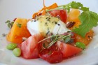 Restorāns «Kolonāde»: kazas siers ar krāsainajiem tomātiem, biešu carpaccio, riekstiem un medus mērci 7