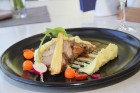 Restorāns «Kolonāde»: lēni gatavota cūkas kakla karbonāde, ar medū ceptiem pastinakiem, kartupeļu biezeni un brokoļiem, zaļo persiku-sinepju mērci 9