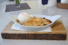 Restorāns «Kolonāde»: rabarberu drupačkūka ar vaniļas saldējumu 12