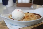 Restorāns «Kolonāde»: rabarberu drupačkūka ar vaniļas saldējumu 13