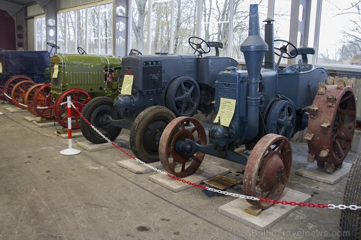 Uzvaras mašīnu muzejā apskatāma viena no lielākajām Latvijā esošajām lauksaimniecības traktoru kolekcijām 148741