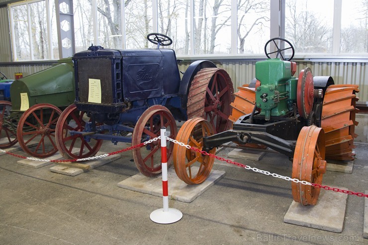 Uzvaras mašīnu muzejā apskatāma viena no lielākajām Latvijā esošajām lauksaimniecības traktoru kolekcijām 148743