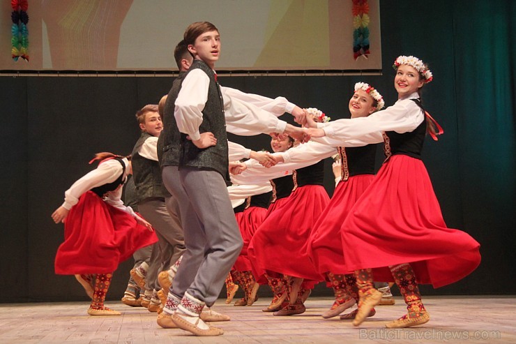 Bērnu deju studija «Pīlādzītis» un TDA Ogre sparīgi dejo Ogres kultūras centrā 149263