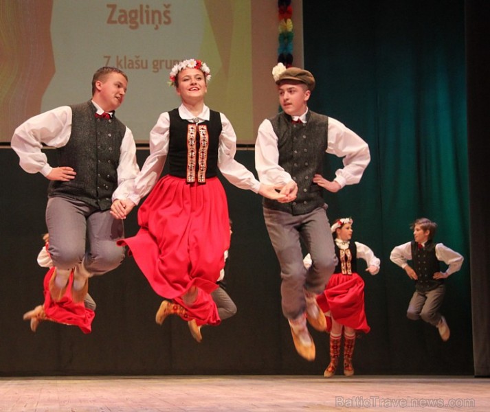 Bērnu deju studija «Pīlādzītis» un TDA Ogre sparīgi dejo Ogres kultūras centrā 149264