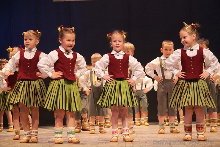 Bērnu deju studija «Pīlādzītis» un TDA Ogre sparīgi dejo Ogres kultūras centrā 149266