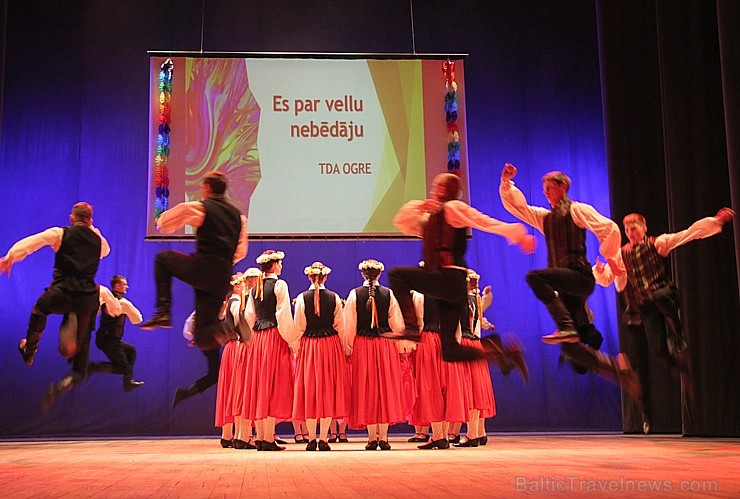 Bērnu deju studija «Pīlādzītis» un TDA Ogre sparīgi dejo Ogres kultūras centrā 149268
