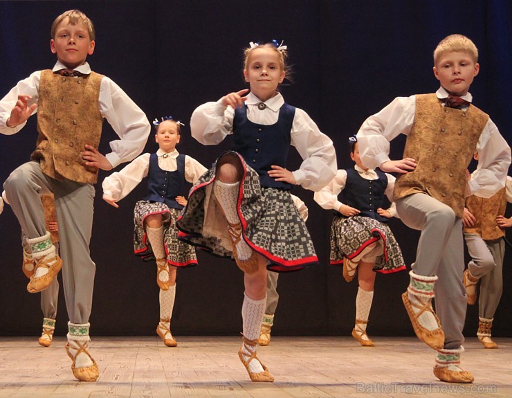 Bērnu deju studija «Pīlādzītis» un TDA Ogre sparīgi dejo Ogres kultūras centrā 149270