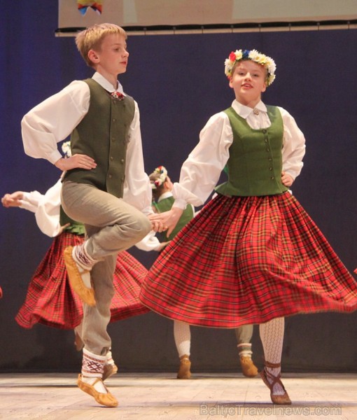 Bērnu deju studija «Pīlādzītis» un TDA Ogre sparīgi dejo Ogres kultūras centrā 149272