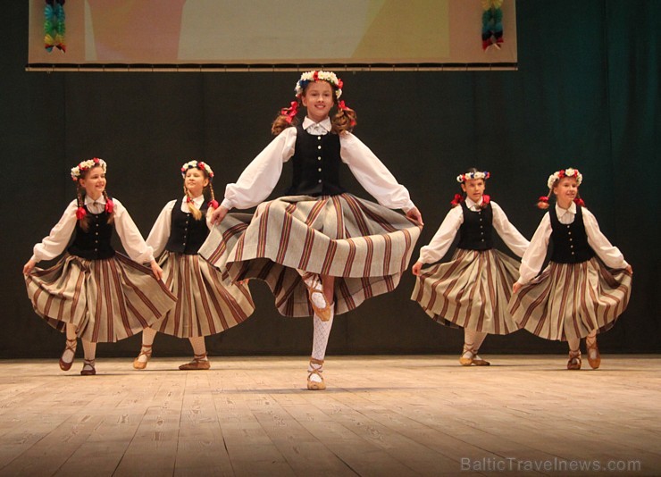 Bērnu deju studija «Pīlādzītis» un TDA Ogre sparīgi dejo Ogres kultūras centrā 149274