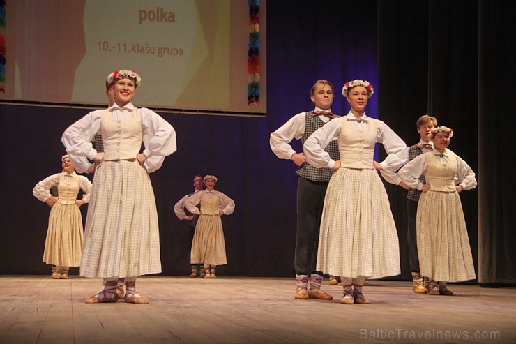 Bērnu deju studija «Pīlādzītis» un TDA Ogre sparīgi dejo Ogres kultūras centrā 149276