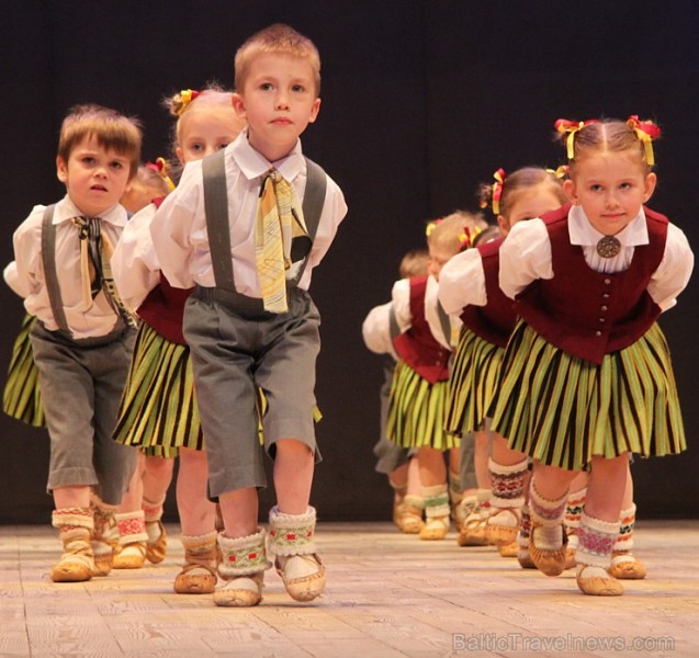 Bērnu deju studija «Pīlādzītis» un TDA Ogre sparīgi dejo Ogres kultūras centrā 149278