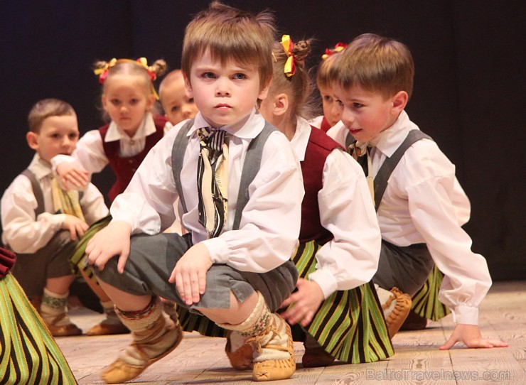 Bērnu deju studija «Pīlādzītis» un TDA Ogre sparīgi dejo Ogres kultūras centrā 149280