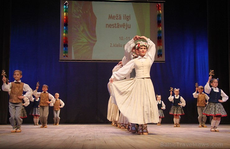 Bērnu deju studija «Pīlādzītis» un TDA Ogre sparīgi dejo Ogres kultūras centrā 149282