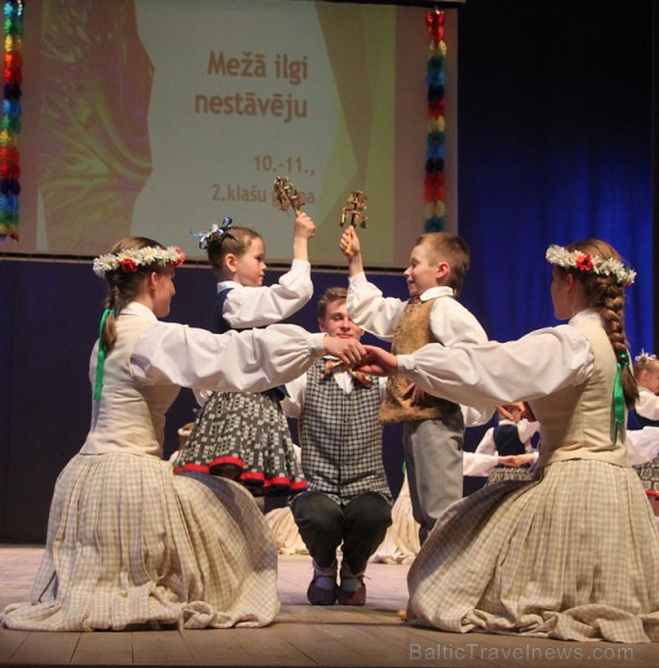 Bērnu deju studija «Pīlādzītis» un TDA Ogre sparīgi dejo Ogres kultūras centrā 149284