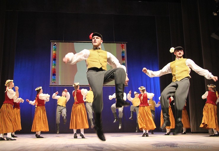 Bērnu deju studija «Pīlādzītis» un TDA Ogre sparīgi dejo Ogres kultūras centrā 149290