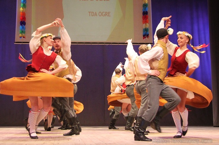 Bērnu deju studija «Pīlādzītis» un TDA Ogre sparīgi dejo Ogres kultūras centrā 149292