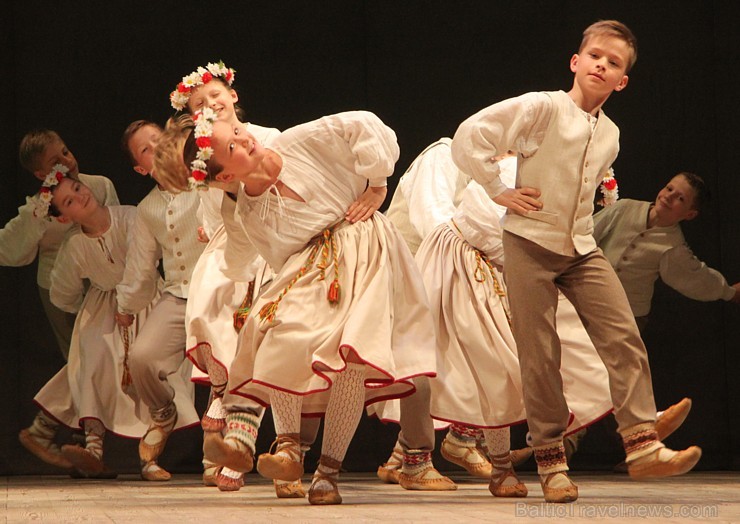Bērnu deju studija «Pīlādzītis» un TDA Ogre sparīgi dejo Ogres kultūras centrā 149294