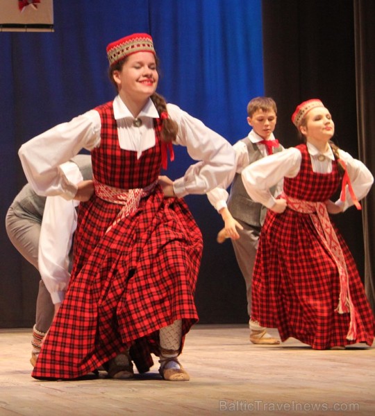 Bērnu deju studija «Pīlādzītis» un TDA Ogre sparīgi dejo Ogres kultūras centrā 149296